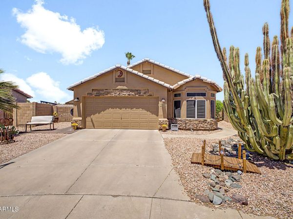 102 W MORROW Drive, Phoenix, AZ 85027