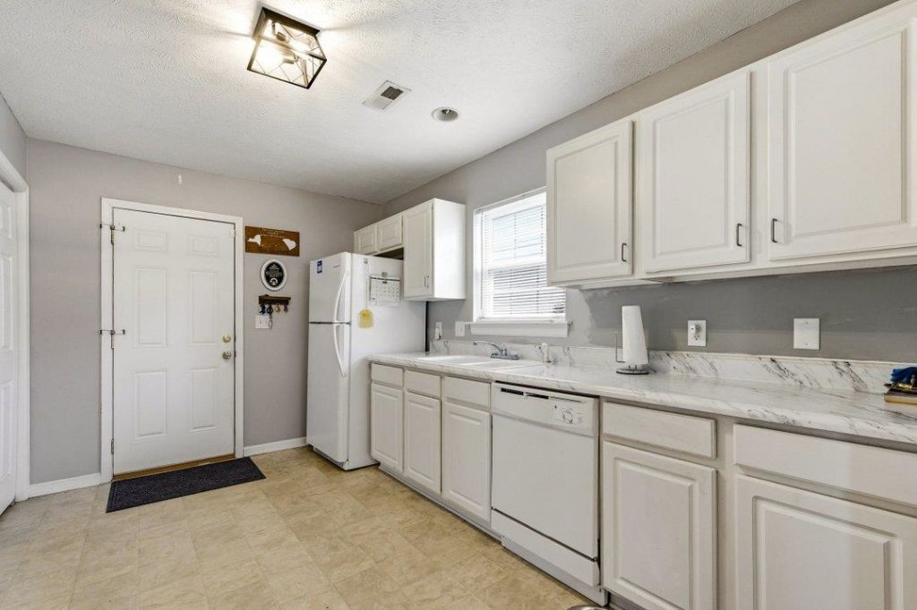 2902 Silver Leaf Circle  Photo 7