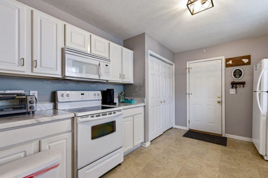 2902 Silver Leaf Circle  Photo 8