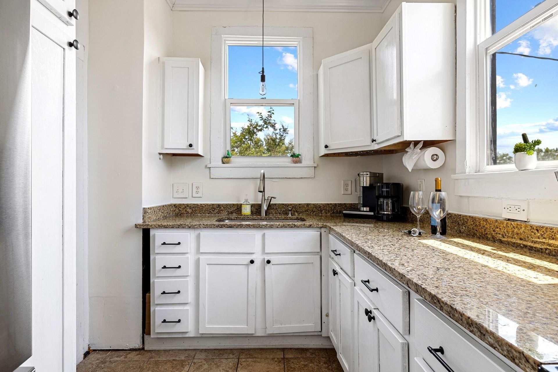 695 King Street Photo 27