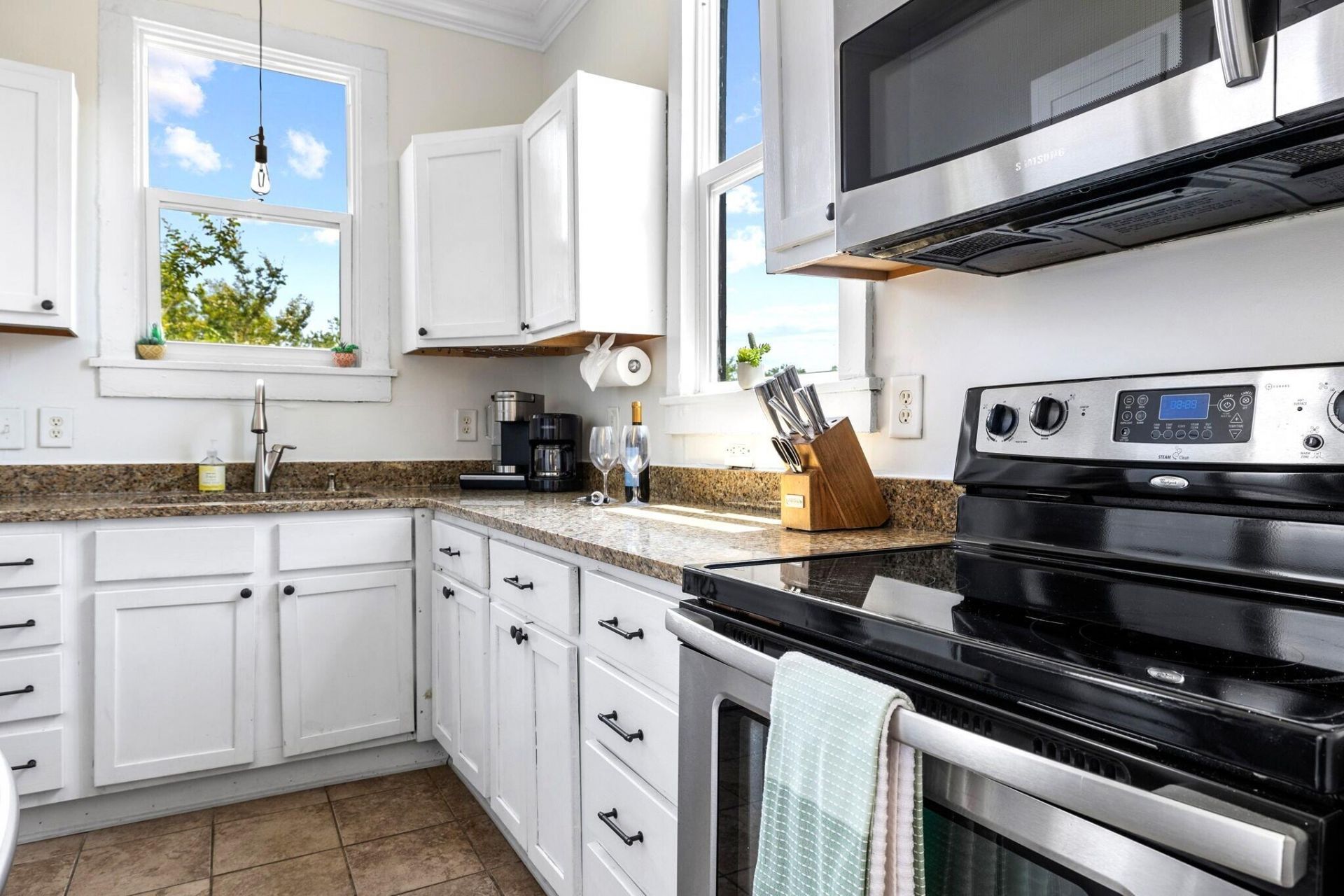 695 King Street Photo 28