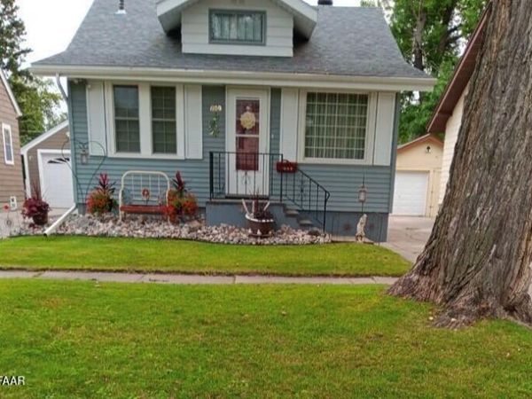 1109 COTTONWOOD Street , Grand Forks, ND 58201
