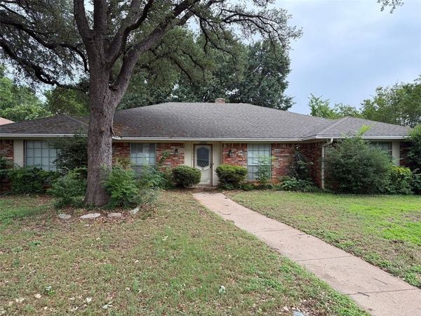 1804 Kingsborough Drive , Arlington, TX 76015