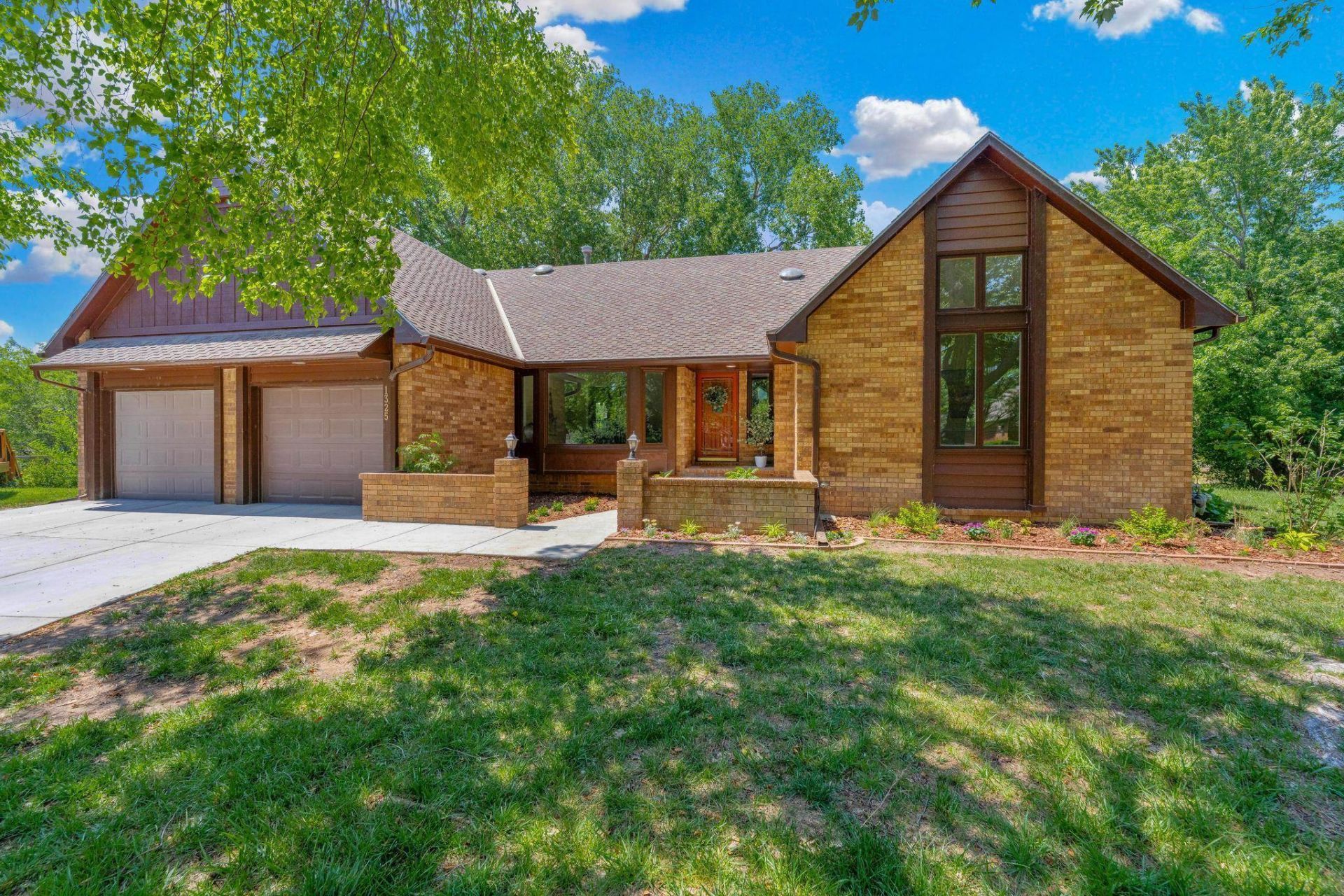 1325 N Covington Cir, Wichita, KS 67212 Main Photo