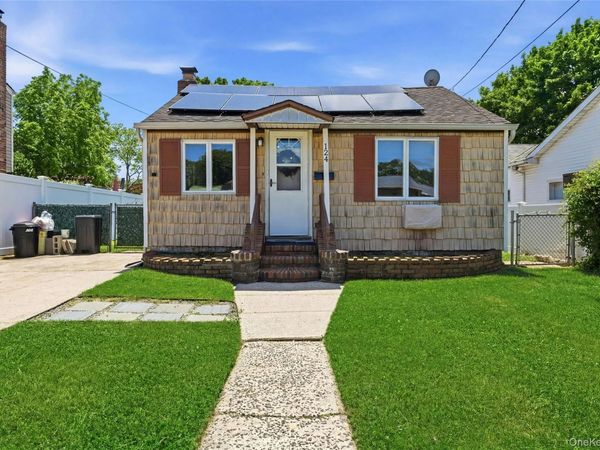 124 N Linden Street , Massapequa, NY 11758