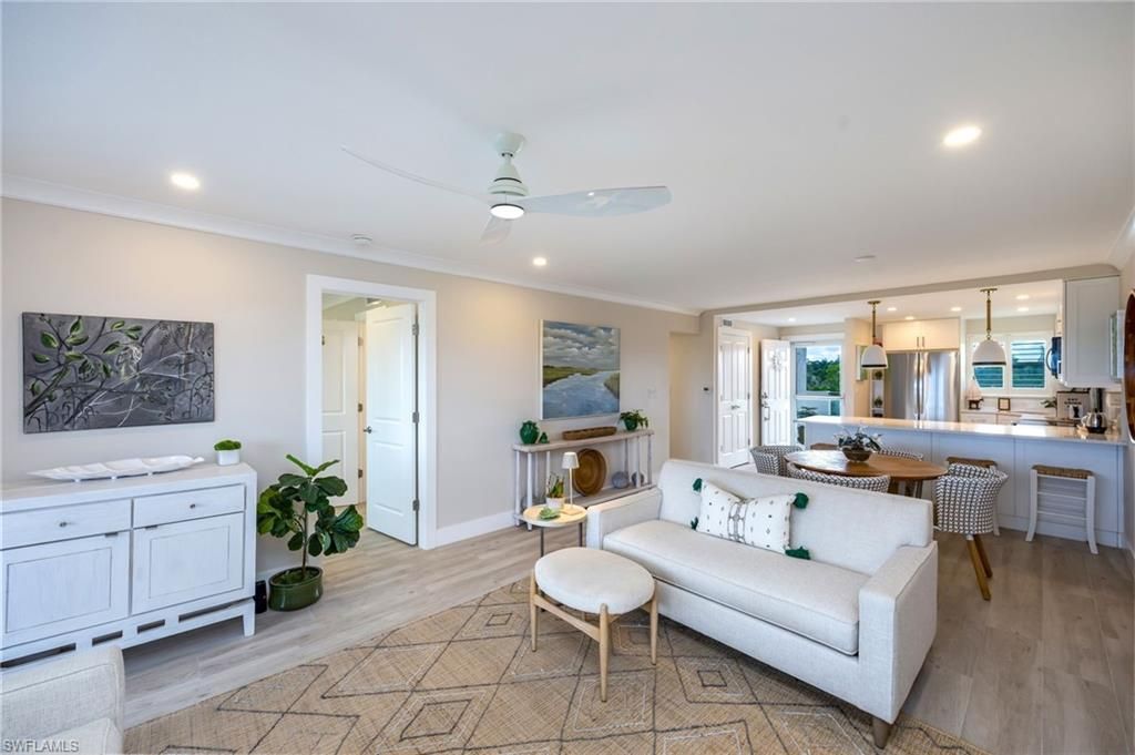 29 High Point Cir E, Unit 403, Naples, FL 34103 Photo