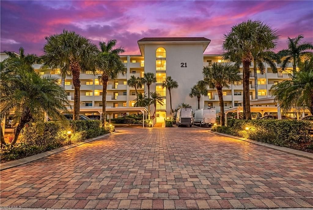 29 High Point Cir E, Unit 403, Naples, FL 34103 Photo