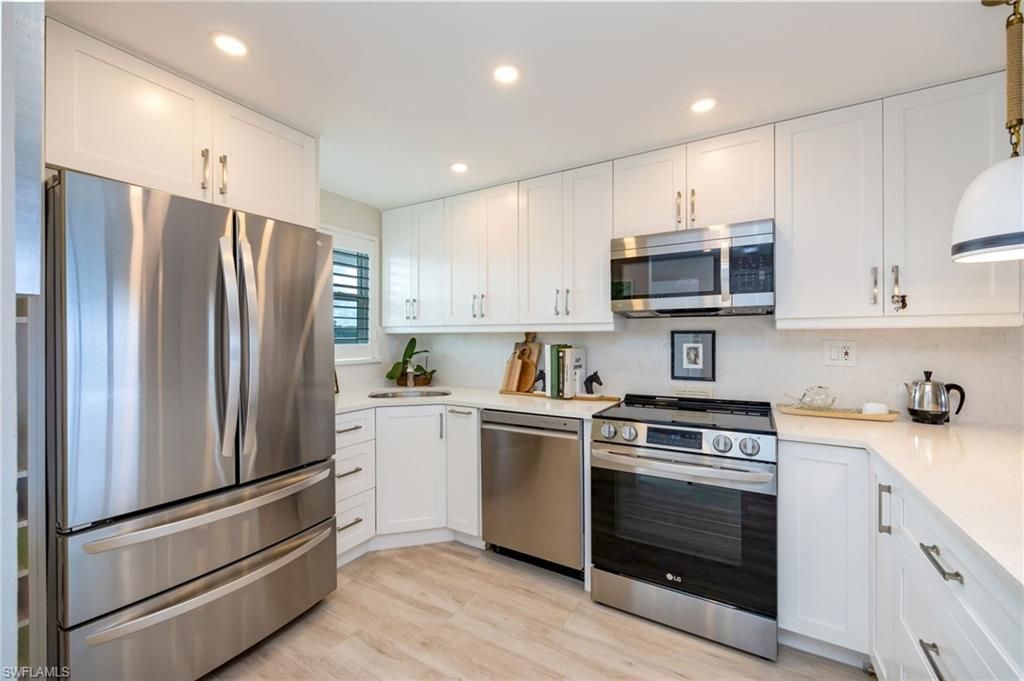 29 High Point Cir E, Unit 403, Naples, FL 34103 Photo