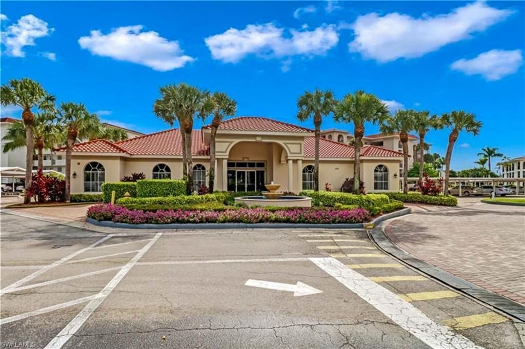 29 High Point Cir E, Unit 403, Naples, FL 34103 Photo