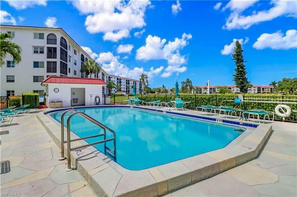 29 High Point Cir E, Unit 403, Naples, FL 34103 Photo