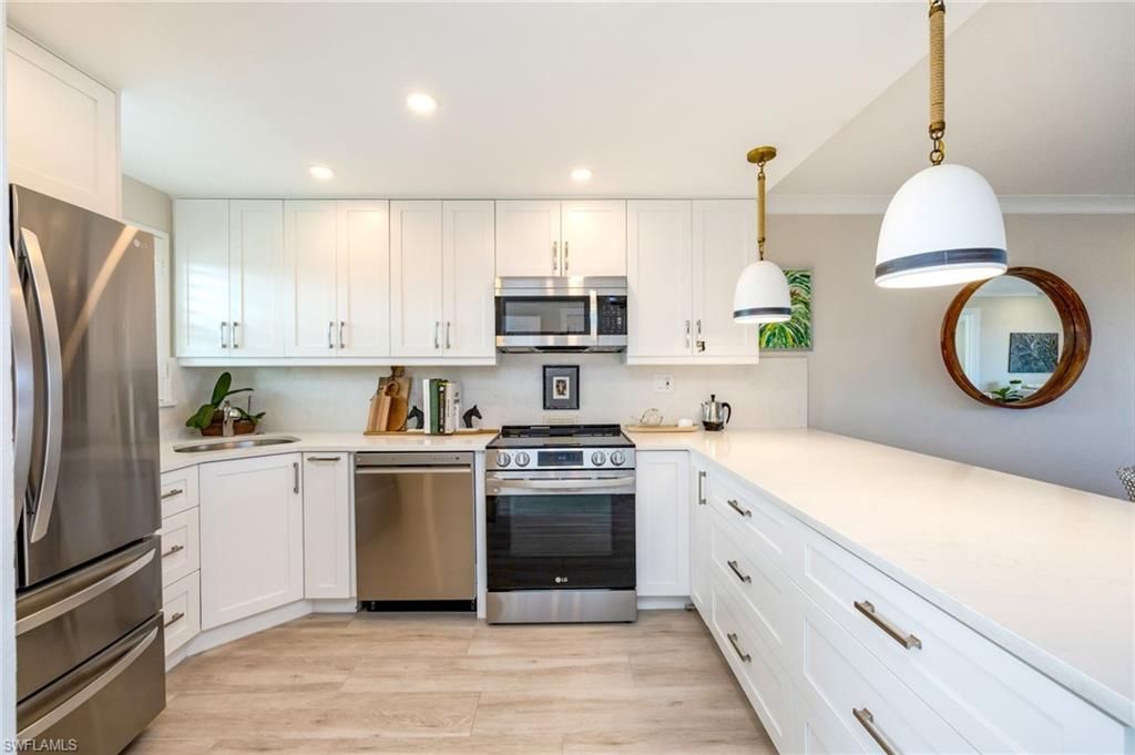 29 High Point Cir E, Unit 403, Naples, FL 34103 Photo