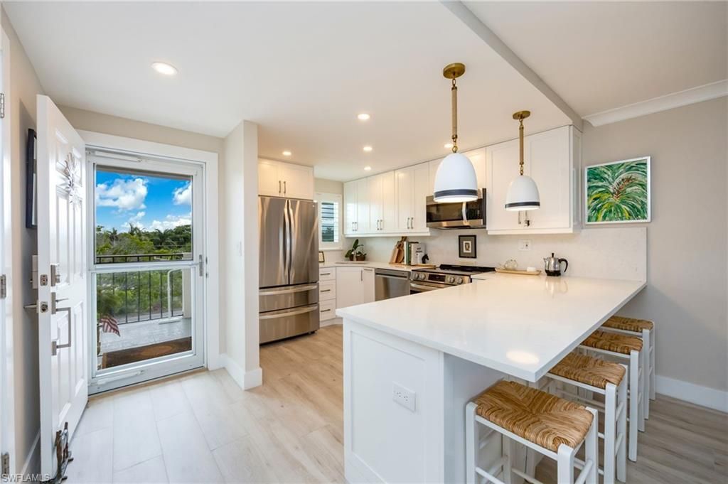 29 High Point Cir E, Unit 403, Naples, FL 34103 Photo