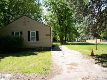 22675 Santa Maria Street , Detroit, MI 48219