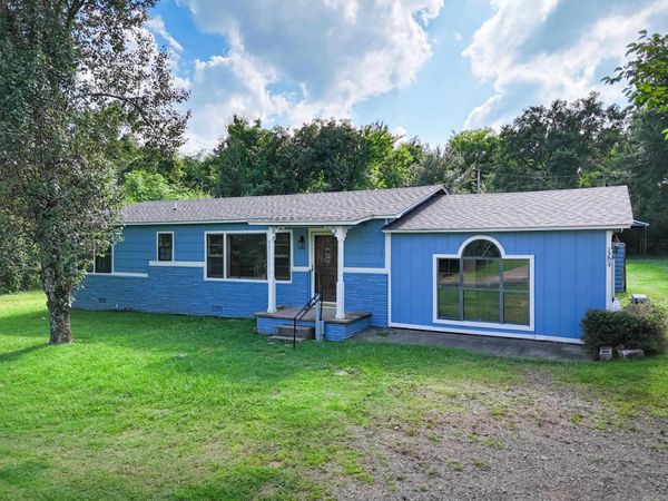 1209 N 3rd St, Ozark, AR 72949