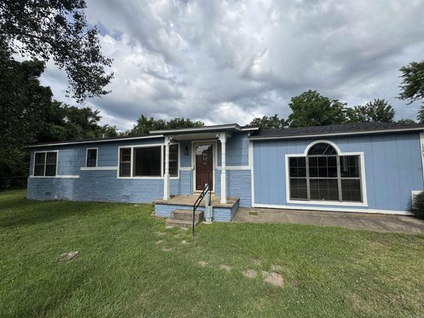 1209 N 3rd St, Ozark, AR 72949