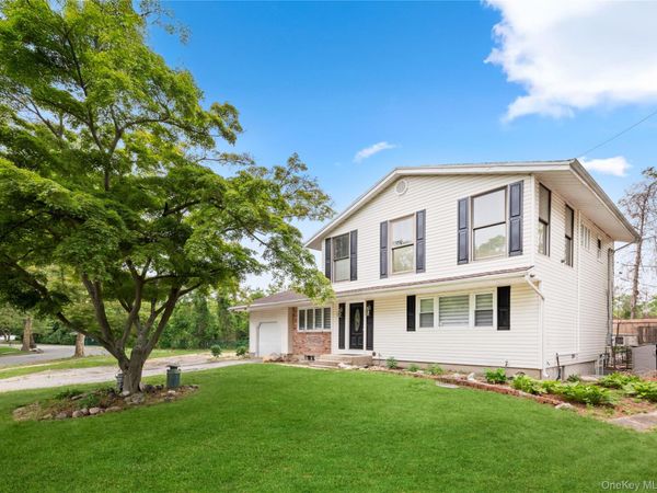25 Adrienne Lane, Hauppauge, NY 11788