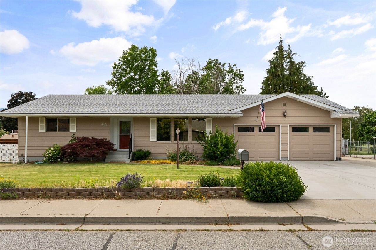 60 N Green Place, East Wenatchee, WA 98802 Main Photo