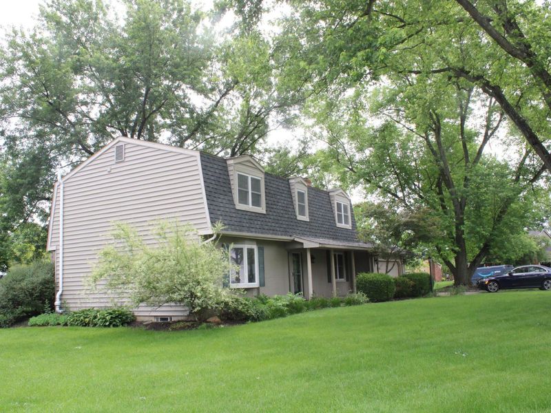 1013 Clubview Boulevard S, Columbus, OH 43235 Photo 2