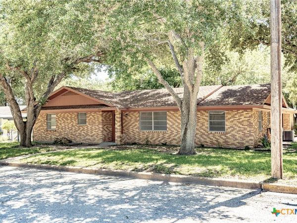 1220 N Avenue I , Shiner, TX 77984