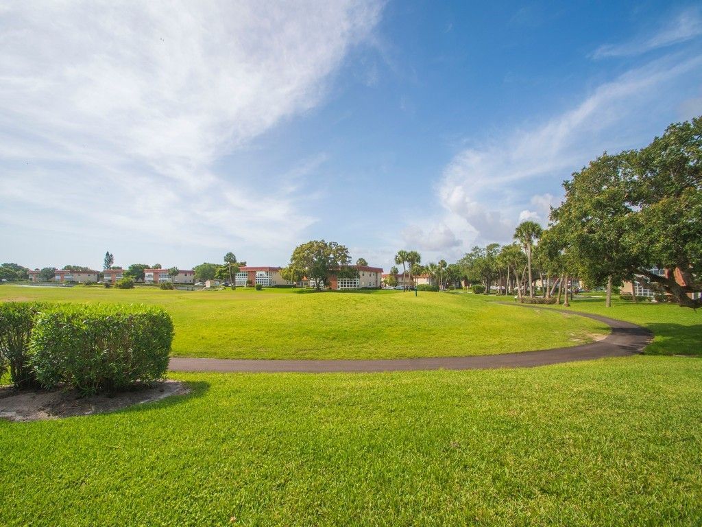 105 Spring Lake Court, Unit 102, Vero Beach, FL 32962 Photo