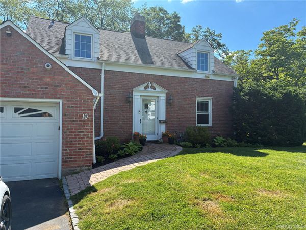 10 Ridge Road, East Williston, NY 11596