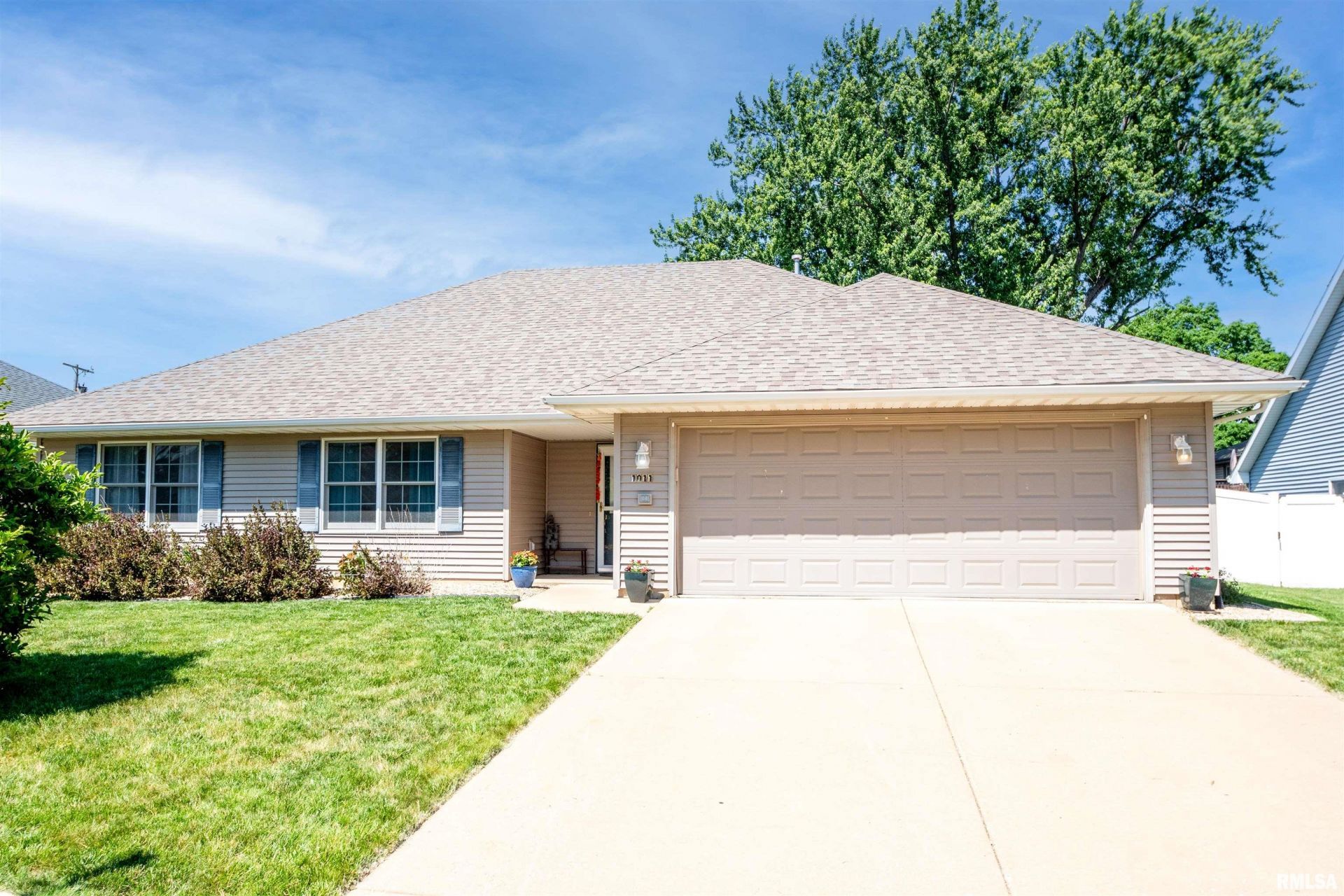 1011 S Johanson Road, Peoria, IL 61607 Main Photo