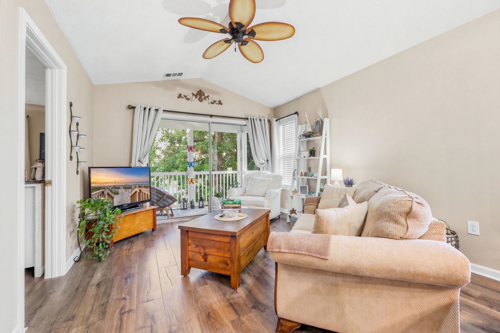 541 White River Dr.  Photo 4