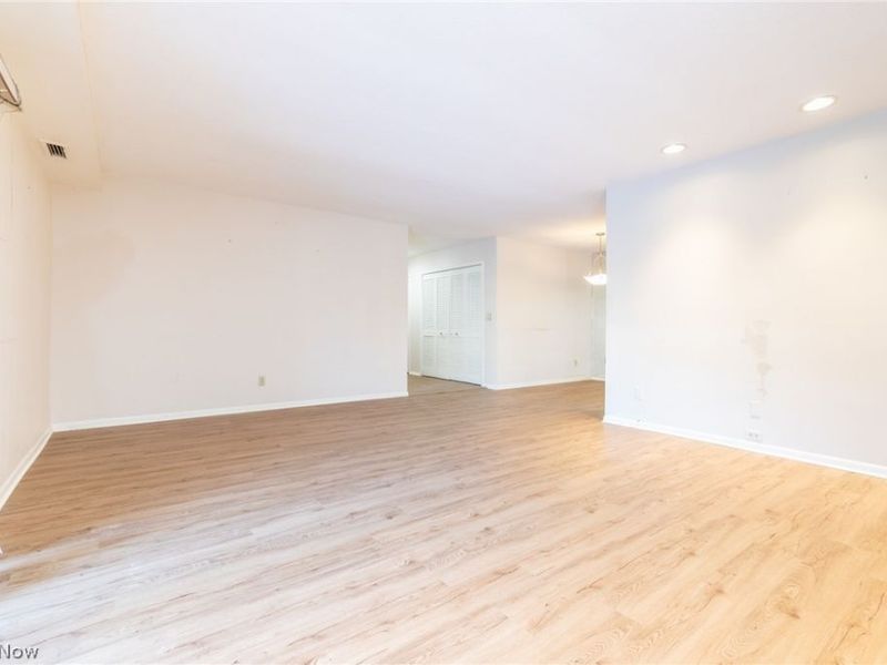 2112 Acacia Park Drive , Unit 209, Lyndhurst, OH 44124 Photo 5