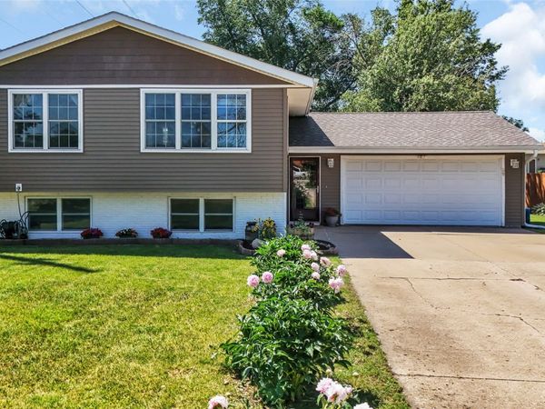 731 Main Street , Fairfax, IA 52228