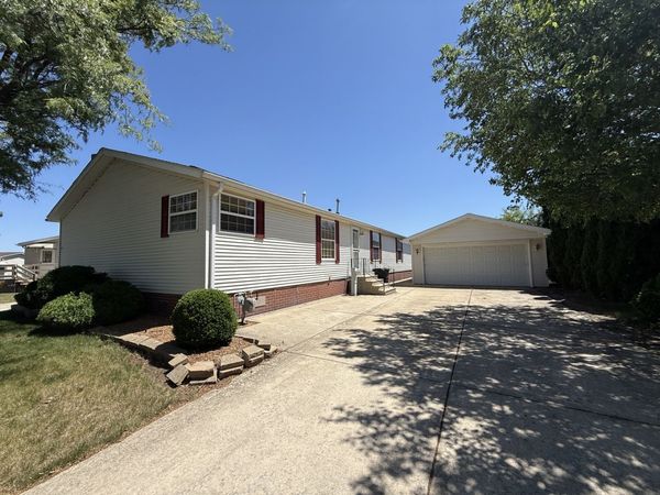 923 Apple Lane , Manteno, IL 60950