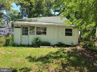 1114 LOSSING AVENUE , COLONIAL BEACH, VA 22443