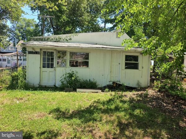 1114 LOSSING AVENUE , COLONIAL BEACH, VA 22443