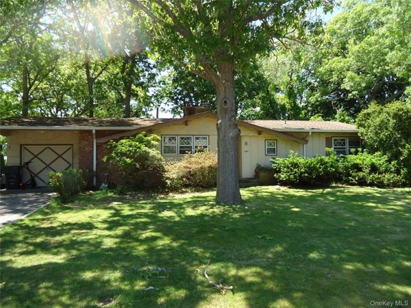 8 Graham Road , Hampton Bays, NY 11946