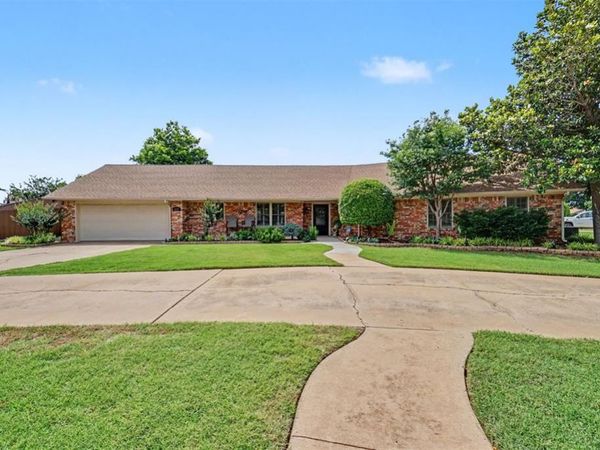 612 Cambridge Drive, Altus, OK 73521