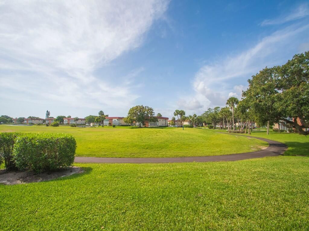 105 Spring Lake Court, Unit 102, Vero Beach, FL 32962 Photo