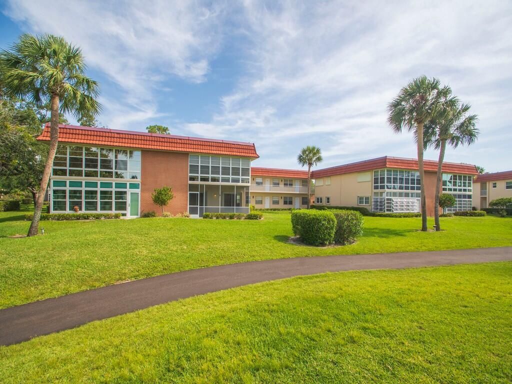 105 Spring Lake Court, Unit 102, Vero Beach, FL 32962 Photo
