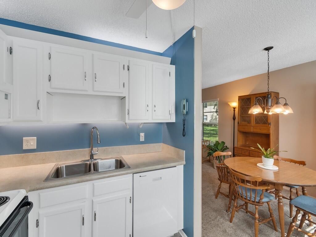 105 Spring Lake Court, Unit 102, Vero Beach, FL 32962 Photo
