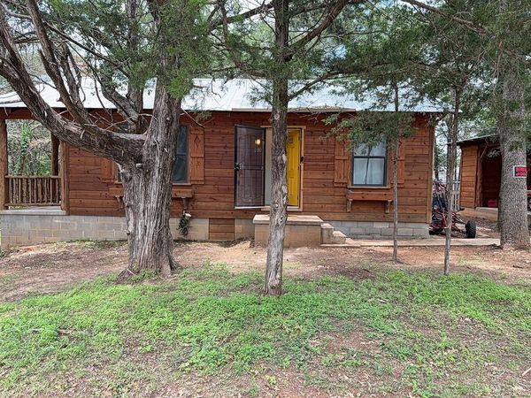 200 Arrowhead DR , Smithville, TX 78957