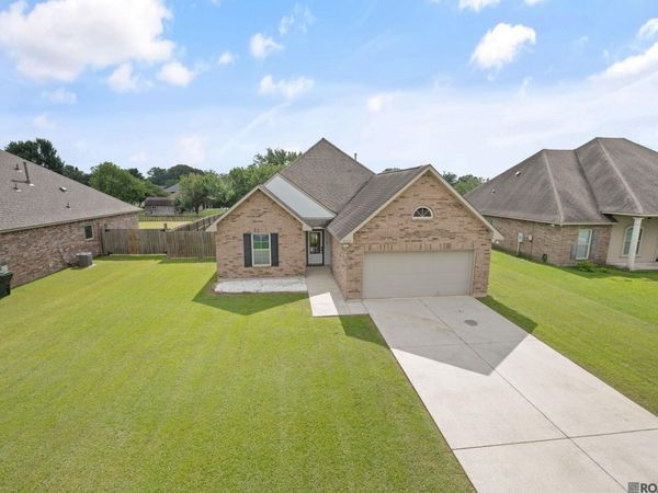 16252 Wishing Stone Dr, Prairieville, LA 70769