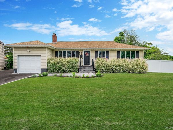 654 S 5th Street , Lindenhurst, NY 11757