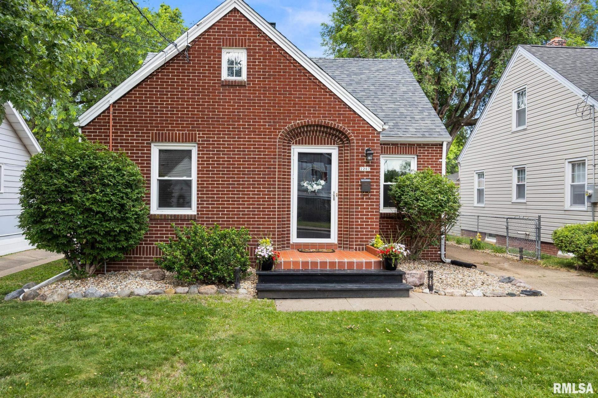 2207 W Kellogg Avenue, West Peoria, IL 61604 Main Photo