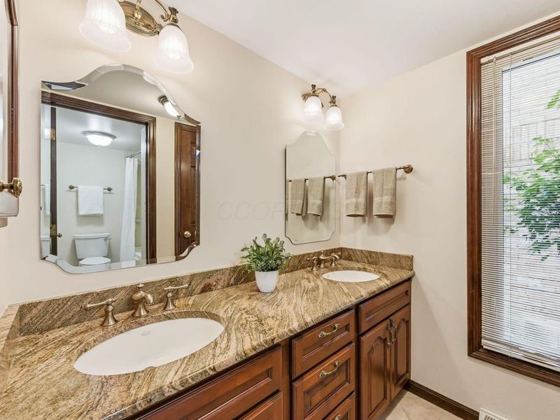 2060 Mackenzie Drive, Unit 2, Columbus, OH 43220 Photo 19