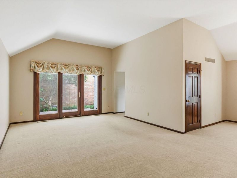2060 Mackenzie Drive, Unit 2, Columbus, OH 43220 Photo 9