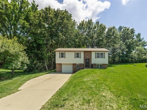 410 Saint Anthony Drive , Godfrey, IL 62035