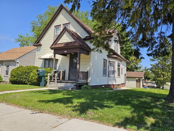 2023 S 10th St, Manitowoc, WI 54220