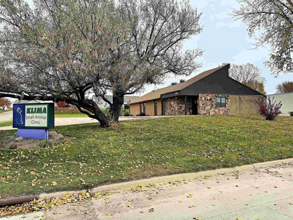 1210 Southtown Drive, Waterloo, IA 50702