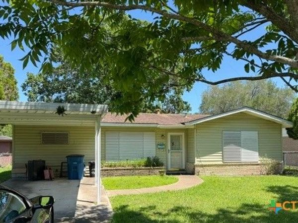 208 Bowie Street , Port Lavaca, TX 77979