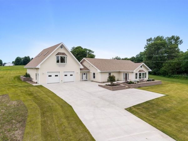 1805 S 8th Avenue E, Newton, IA 50208