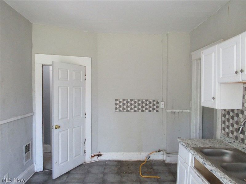 932 Wheelock Road, Cleveland, OH 44103 Photo 9