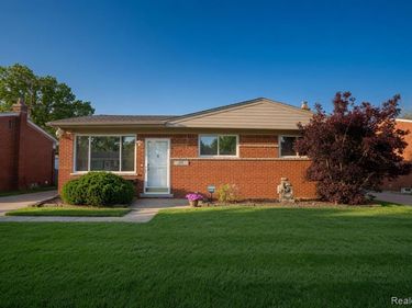 18584 Blue Island Court , Roseville, MI 48066